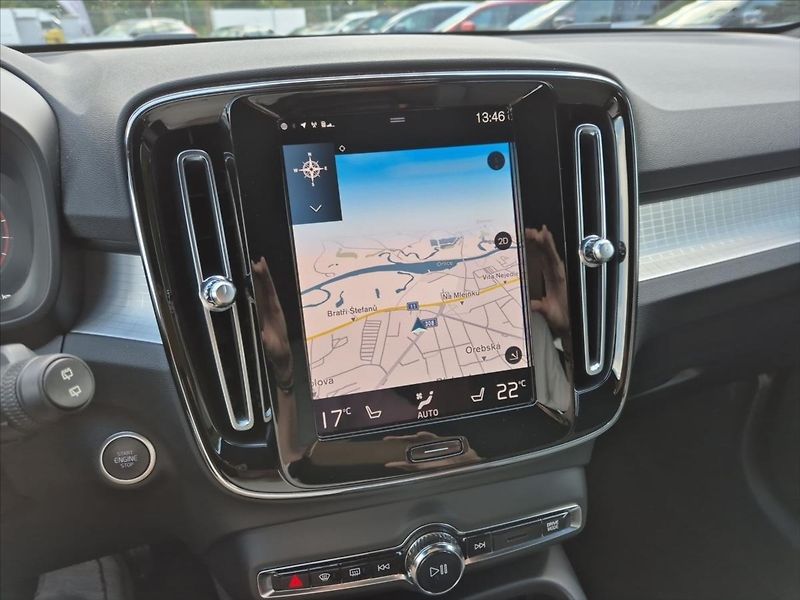 Volvo XC40 1,5 T2 FWD Momentum - fotka 13 z 18