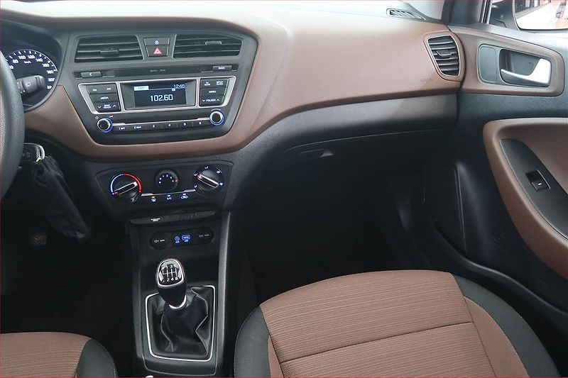 Hyundai i20 (2015) 1.1 CRDi - fotka 8 z 16