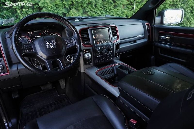Dodge RAM (2015) 5.7 HEMI 4X4 REBEL EDITION - fotka 14 z 35