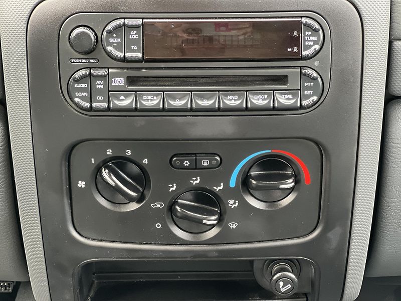 Jeep Cherokee 2.8CRD 4x4 MANUÁL 6 R.ST. - fotka 17 z 38
