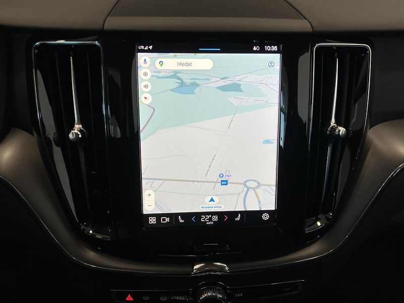 Volvo XC60 T6 eAWD Recharge Core, PANO - fotka 29 z 42
