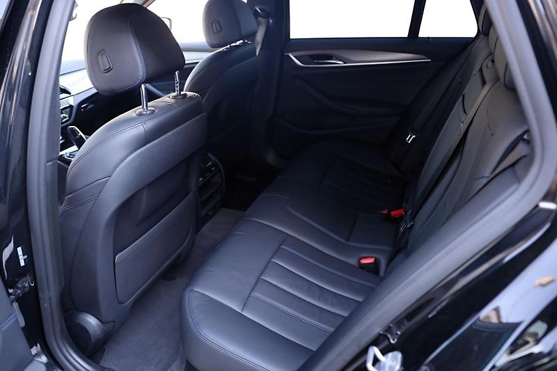 BMW Řada 5 530d xDrive Touring - fotka 11 z 15