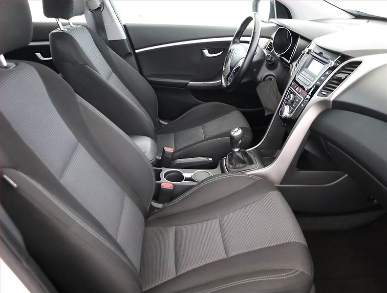 Hyundai i30 (2014) Trikolor 1.4 CVVT, Serv.kniha - fotka 7 z 15
