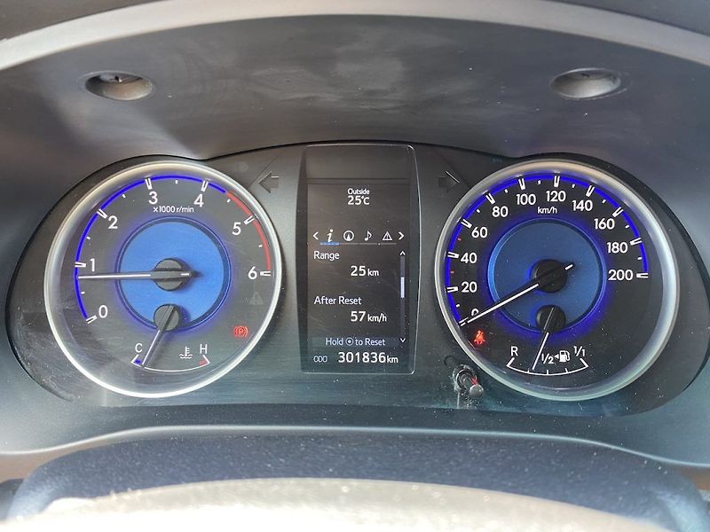 Toyota Hilux 2.4D, ČR, Active, tažné - fotka 13 z 29