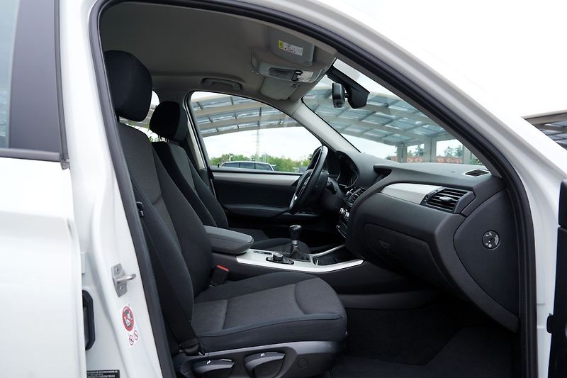 BMW X3 2.0d xDrive/manuál/navi/ČR - fotka 24 z 38