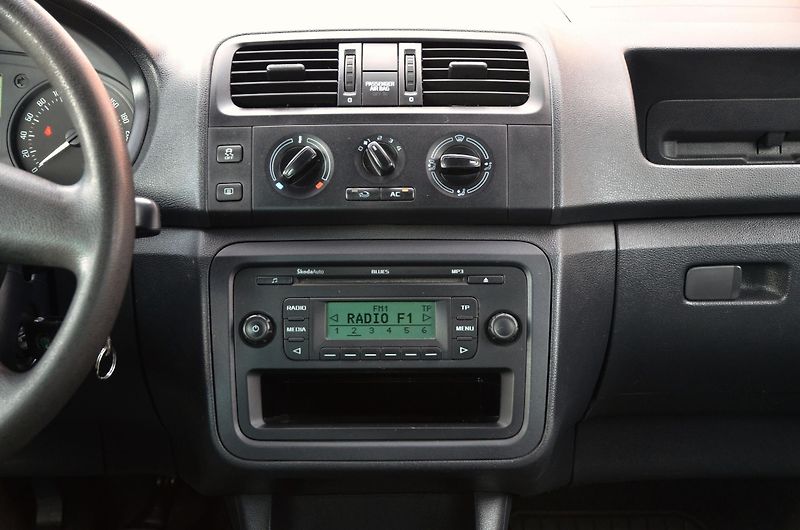 Škoda Fabia (2012) 1.2i ACTIVE / VYHŘ. SEDADLA - fotka 17 z 28