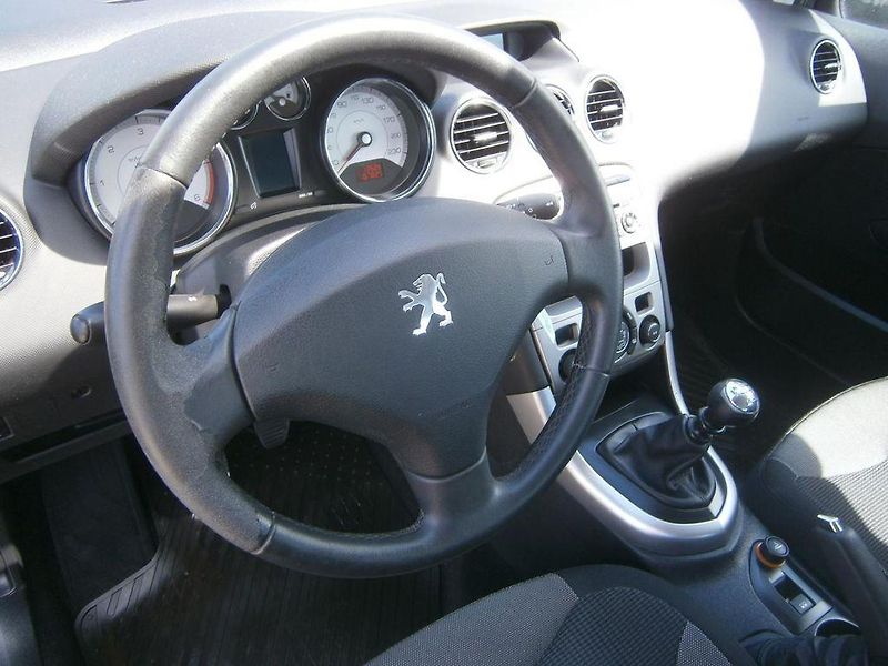 Peugeot 308 2.0 HDi - fotka 12 z 18
