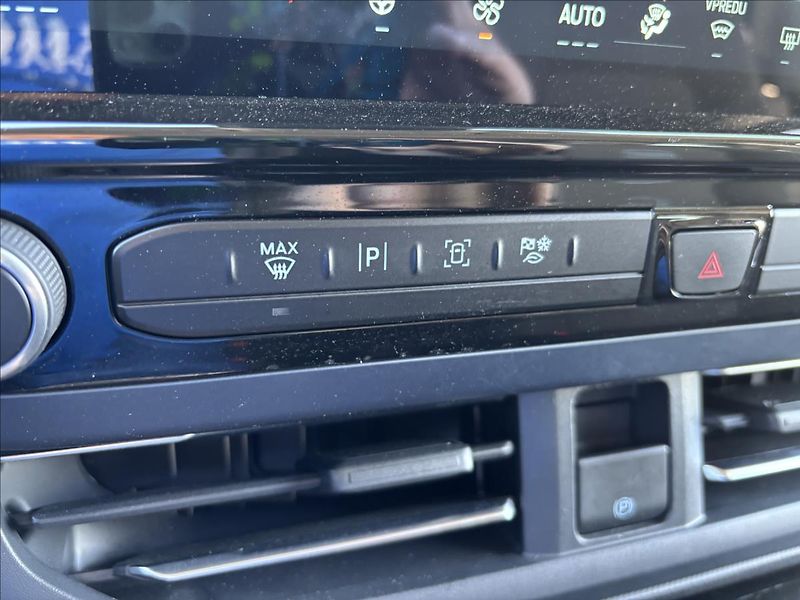 Ford Tourneo Custom 2,0 EcoBlue 125kW Active AWD - fotka 45 z 52