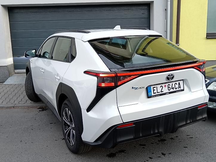 Toyota bZ4X (2024) v záruce 71,4KWh - fotka 4 z 23