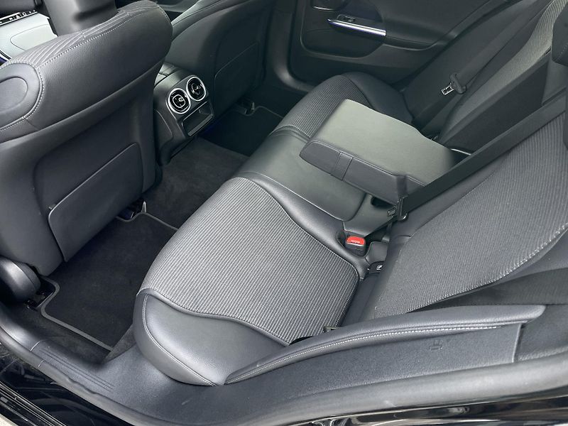 Mercedes-Benz Třídy C 220d 4Matic - fotka 15 z 35