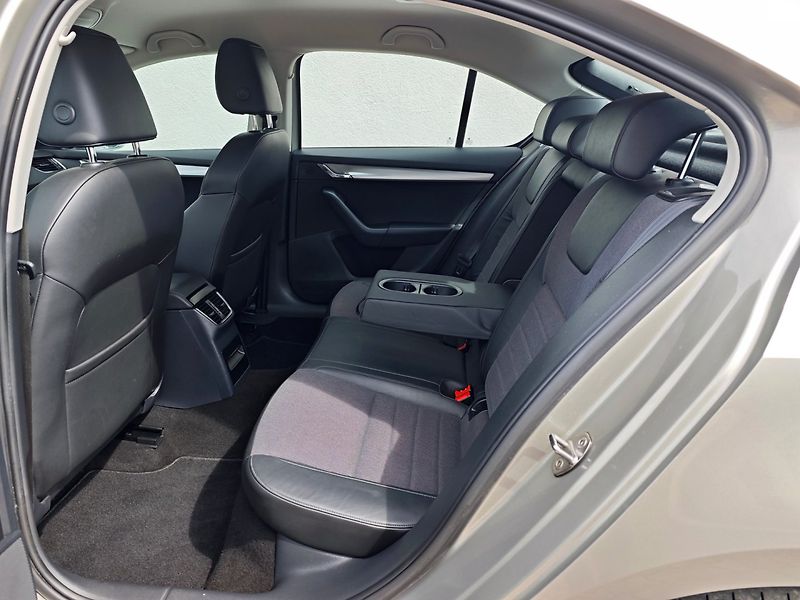 Škoda Octavia (2013) 1.4 TSi Elegance Tempomat - fotka 13 z 42