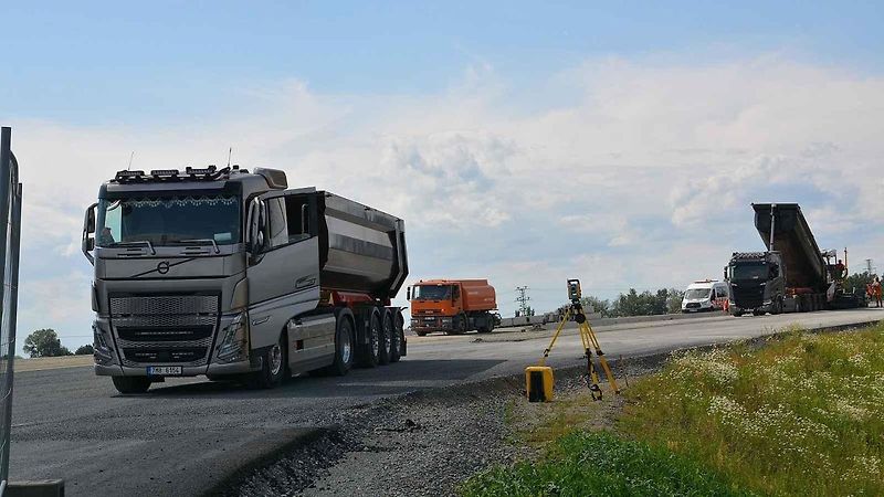 Pokládka cementobetonového a asfaltového povrchu vozovky na stavbě dálnice D1 mezi Říkovicemi a Přerovem, 28. června 2025