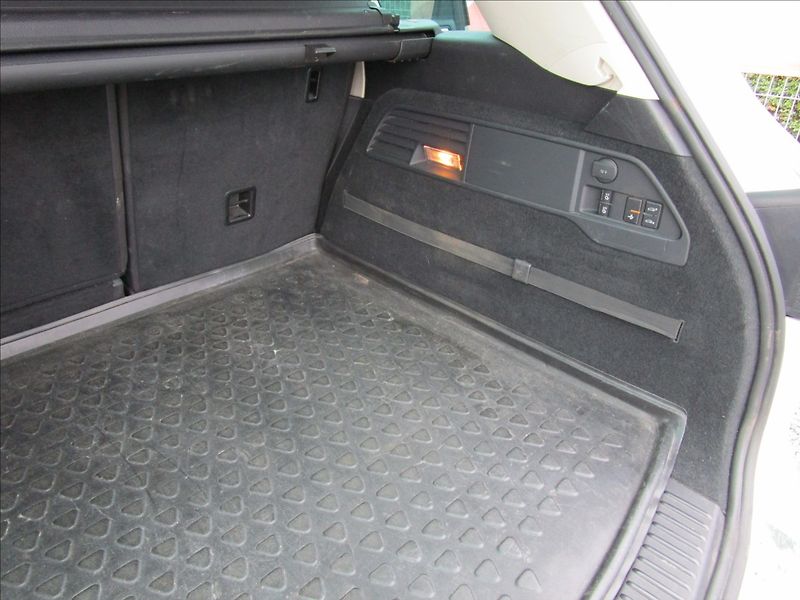 Volkswagen Touareg 3.0TDi V6  R-Line, 4x4, Bi-Xen - fotka 40 z 48