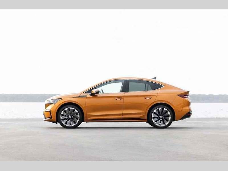 Plně elektrické SUV Škoda Enyaq Coupé iV (na snímku) se představilo v roce 2022 a vzbudilo u zákazníků velký zájem. Automobilka zrychluje svoji elektrickou ofenzivu: do roku 2026 představí tři zcela nové elektrické modely a další budou následovat.