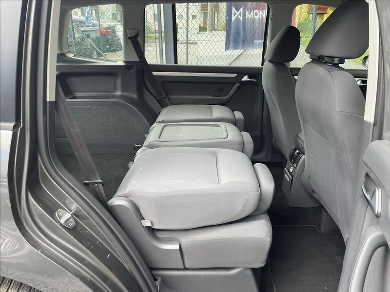 Volkswagen Touran 1,6 TDi  Navigace,Climatronic - fotka 35 z 49