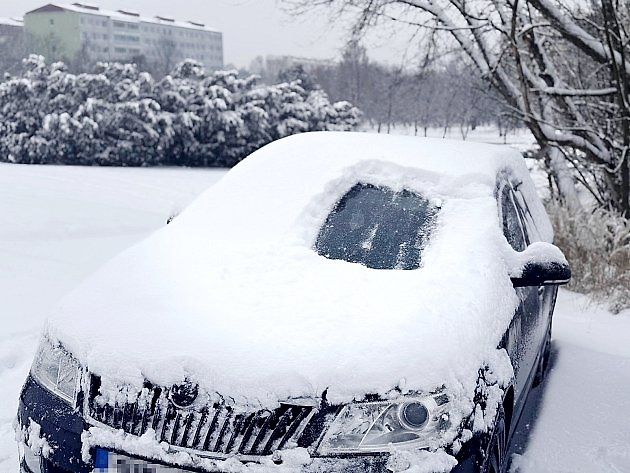 Takhle rozhodně ne. Toto je jeden z velkých prohřešků připrovozu auta v zimě. S takto očištěným autem od sněhu vyjel před nedávnem podle policie jeden řidič do ulic severočeského Mostu., zdroj: Se svolením PČR