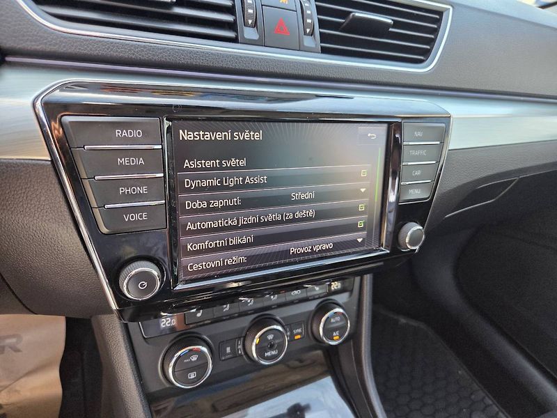 Škoda Superb (2015) 1.4 TSI Style Plus - fotka 30 z 53