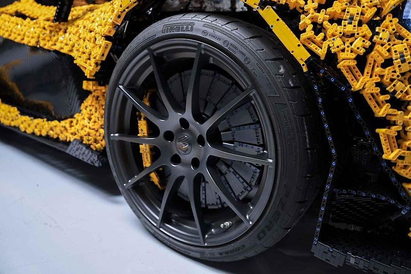Replika McLarenu P1 v reálné velikosti se skládá z 342 817 dílků, váží přibližně 1220 kilogramů.
