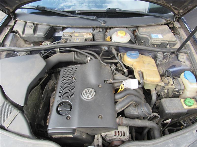 Volkswagen Passat 1,6 i 74kW Combi - fotka 23 z 24