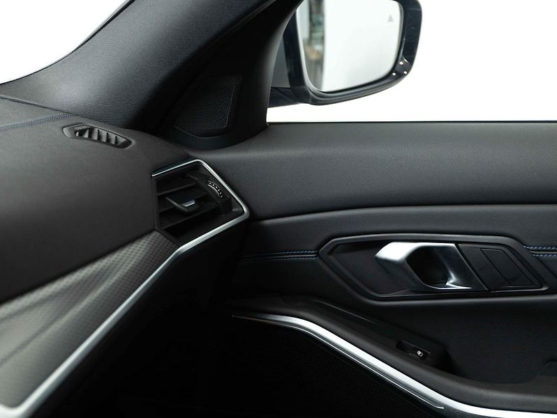 BMW Řada 3 330i xDrive - fotka 17 z 22
