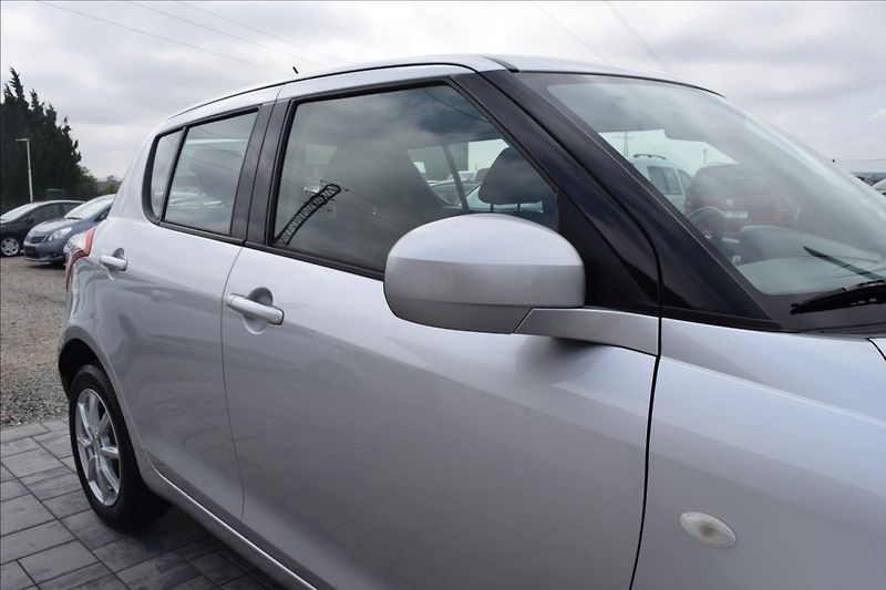 Suzuki Swift 1,2 i 69KW 4X4 ALU KLIMA - fotka 9 z 46