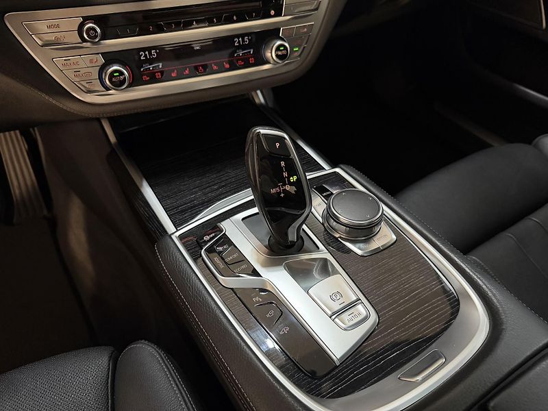 BMW Řada 7 BMW 740d xDrive M-Paket CZ - fotka 27 z 50