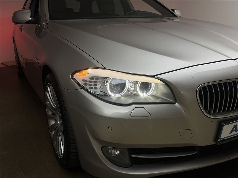 BMW Řada 5 3,0 30d 4X4 DPH LED KŮŽE TAŽNÉ - fotka 33 z 38