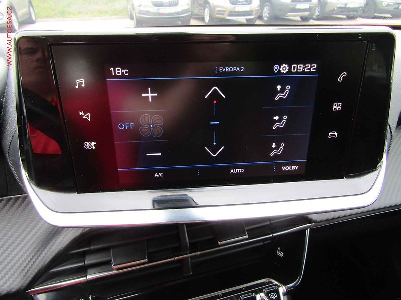 Peugeot 2008 (2020) 1.2PT, AC, servis.kniha - fotka 12 z 14