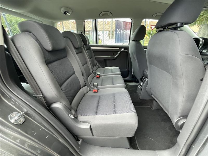 Volkswagen Touran 1,6 TDi  Navigace,Climatronic - fotka 32 z 49