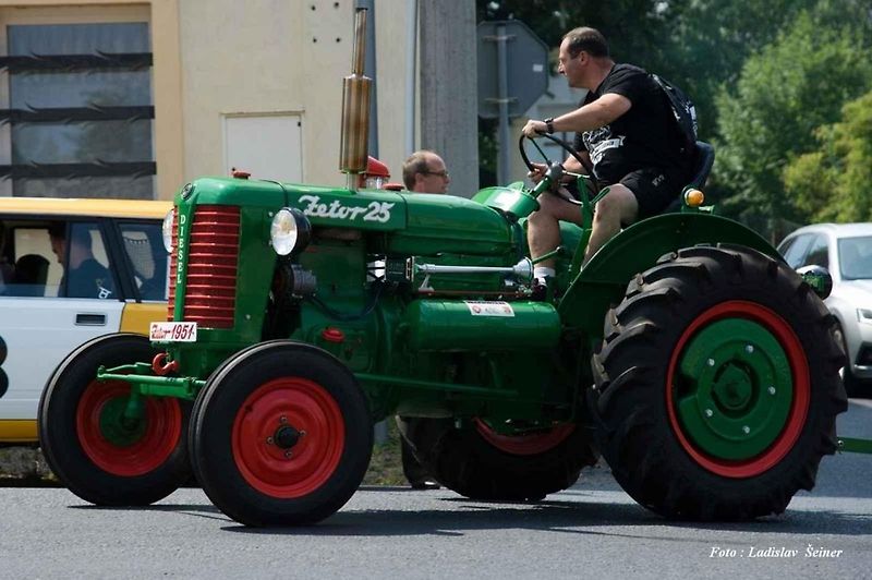 Do Hříškova dorazil na jubilejní veteránský sraz rekordní počet vozidel.