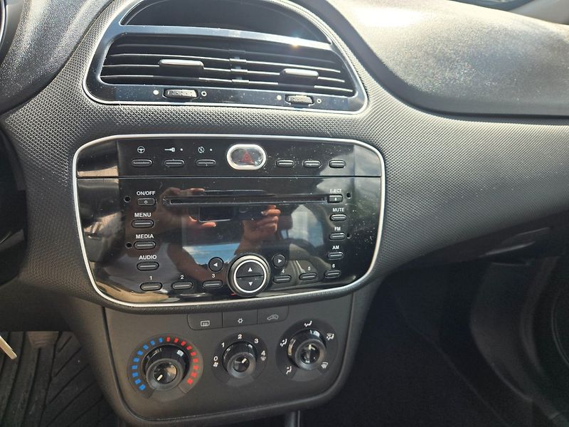 Fiat Punto (2012) 1.4 i Velmi pěkné - fotka 10 z 18