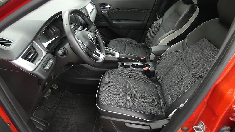 Renault Captur 1,3  TCe 140 Techno EDC - fotka 18 z 22