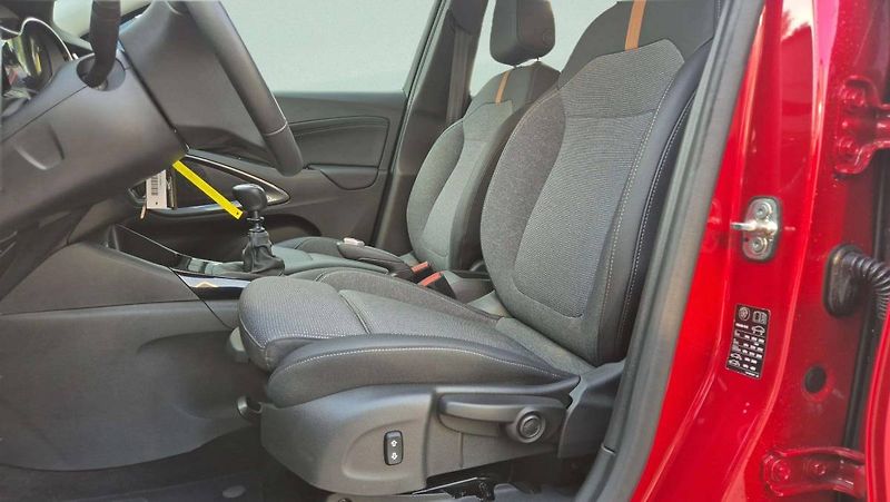 Opel Crossland Elegance F 12 XHL (81kW / 110H - fotka 15 z 49