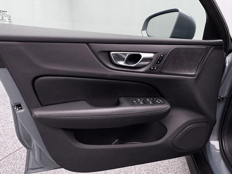 Volvo V60 CC MOMENTUM PRO AUT REZERVACE - fotka 18 z 48