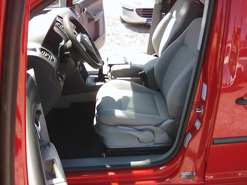 Volkswagen Caddy (2009) 1.4i 16V / LPG, 7.míst, závěs - fotka 15 z 38