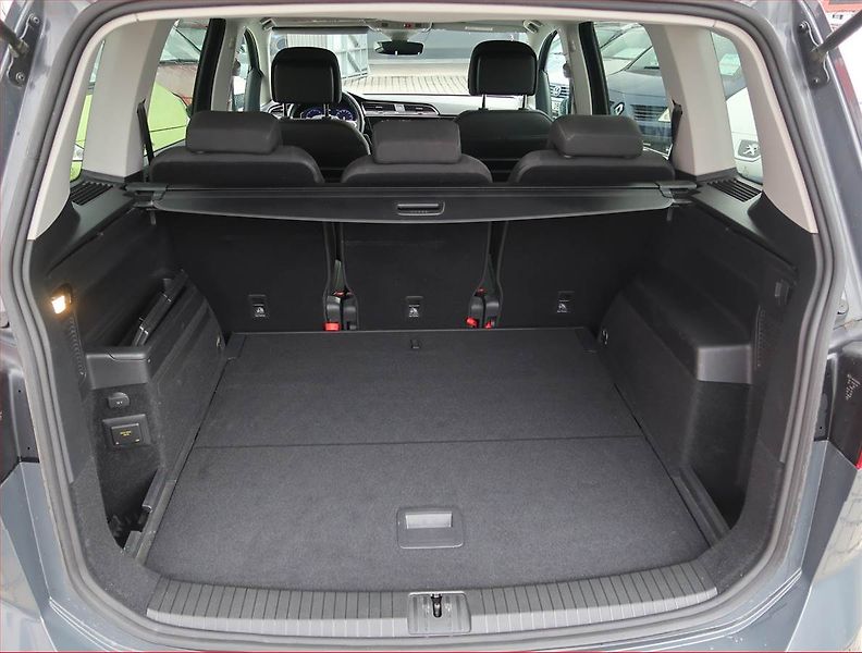 Volkswagen Touran (2023) 2.0 TDI - fotka 14 z 16