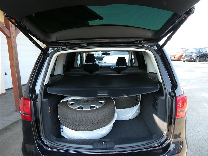 Volkswagen Sharan 2,0 TDi DSG STYLE serviska - fotka 18 z 48