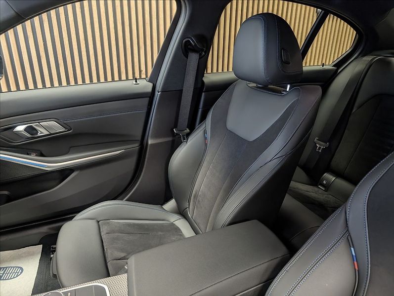 BMW Řada 3 320 i xDrive - fotka 23 z 31