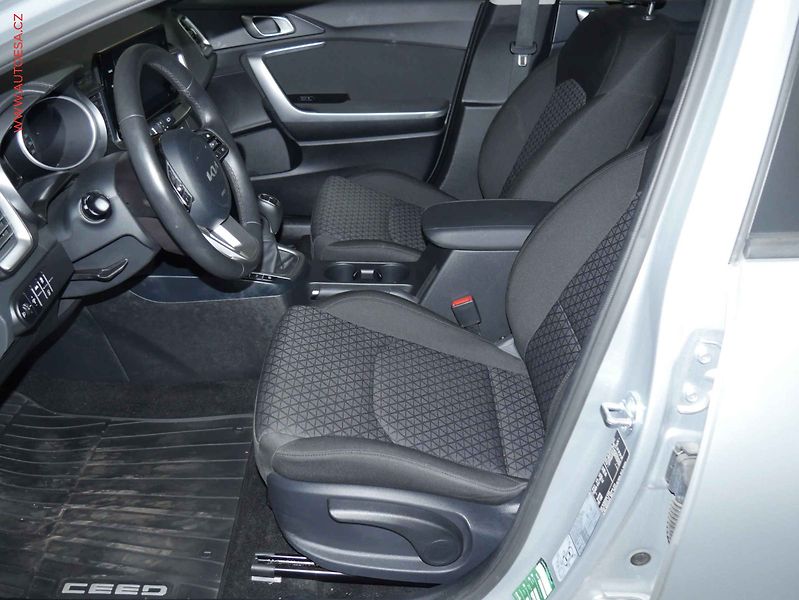 Kia Ceed (2023) 1.5 T-GDI, 1.maj,ČR, servis - fotka 9 z 20