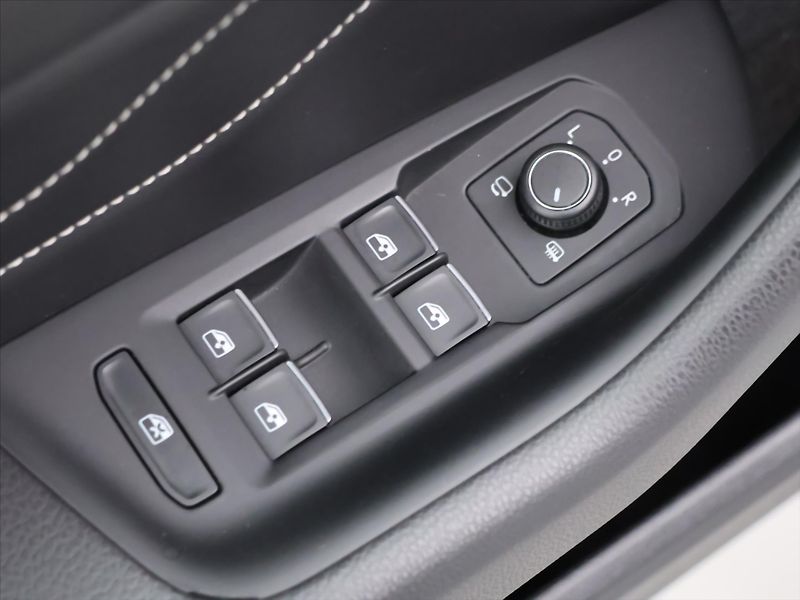 Volkswagen Passat 2,0 TDI 140kW CZ R-line DPH - fotka 14 z 31