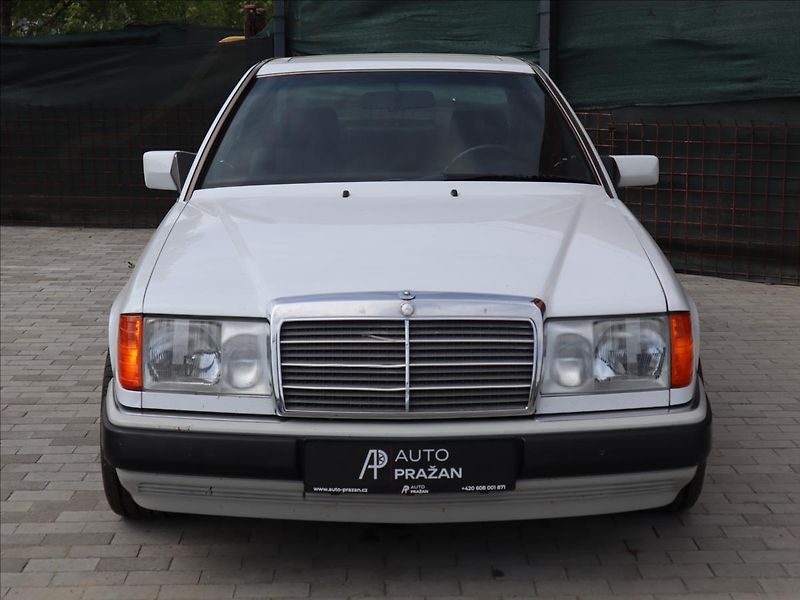 Mercedes-Benz 200 2,0 124 E Coupe SportLine - fotka 2 z 26