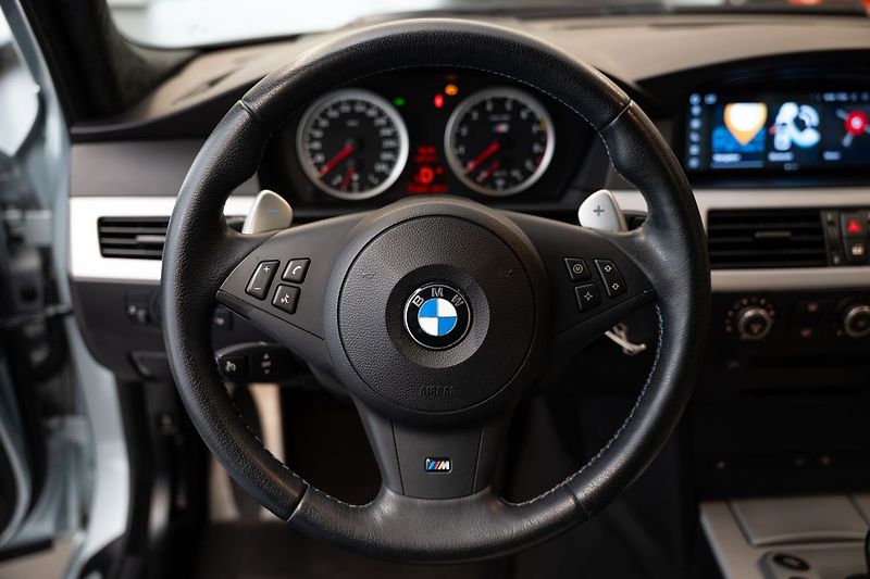 BMW M5 V10/SMG/CarPlay/Kamera - fotka 6 z 28