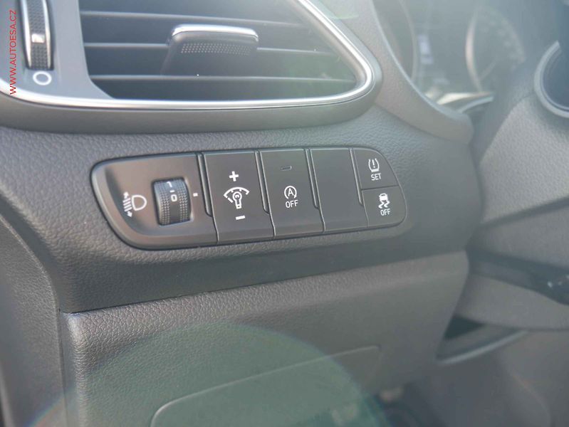 Hyundai i30 (2020) 1.5 DPi, 2.maj,ČR, AC, park - fotka 12 z 21