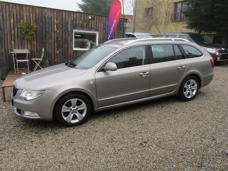 Škoda Superb (2011) 1.6 TDI 77kW - fotka 2 z 45
