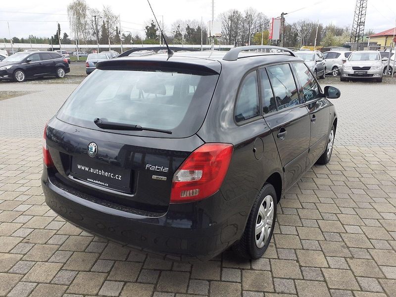 Škoda Fabia (2011) KOMBI 1.4 16V - fotka 4 z 28