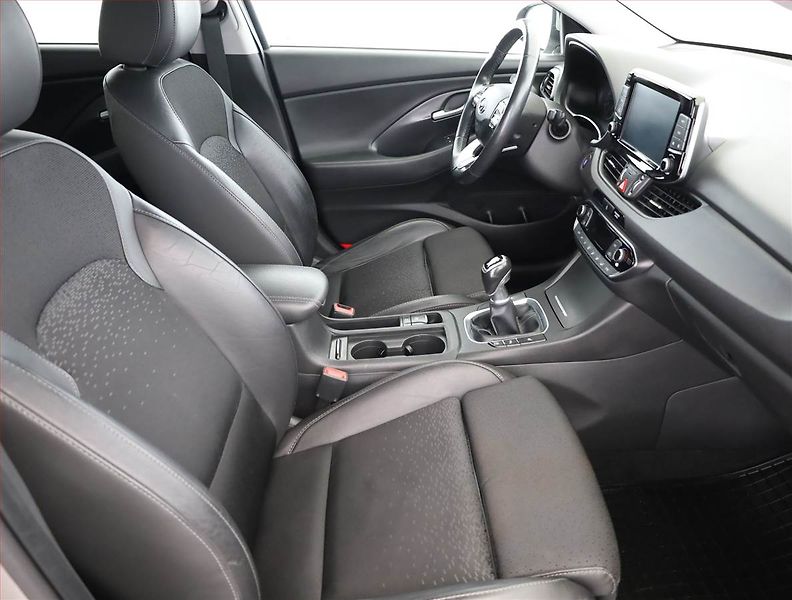 Hyundai i30 (2018) Style 1.4 T-GDI, Serv.kniha - fotka 7 z 19