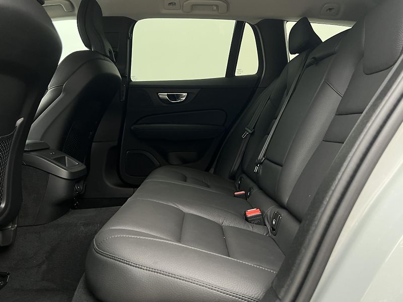 Volvo V60 B4 PLUS DARK AUT 1.maj. - fotka 6 z 43