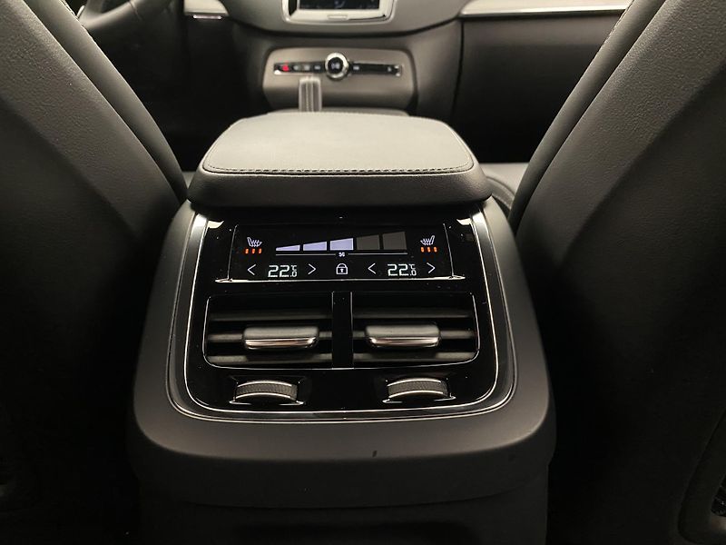 Volvo XC90 T8 AWD RECHARGE R-DESIGN 7míst - fotka 51 z 54