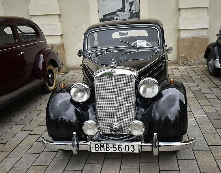 Tradiční sraz autoveteránistů na náměstí T. G. Masaryka v Prostějově. 18. května 2025