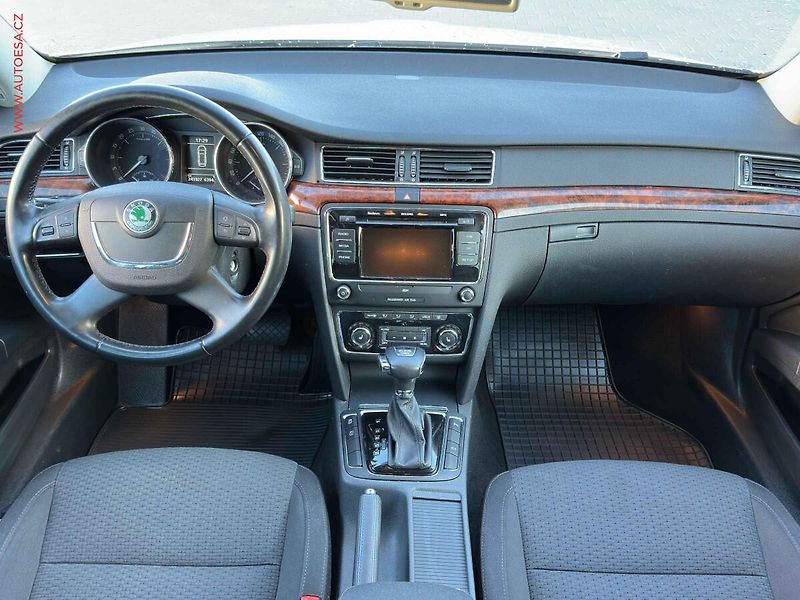 Škoda Superb (2011) 2.0TDi 4x4, ČR, Elegance, DSG - fotka 8 z 22
